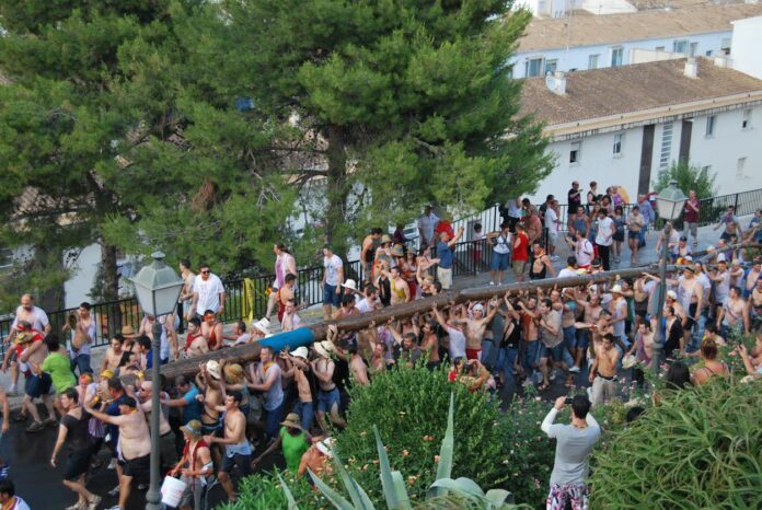 «plantingen av treet» på kirkeplassen i Altea