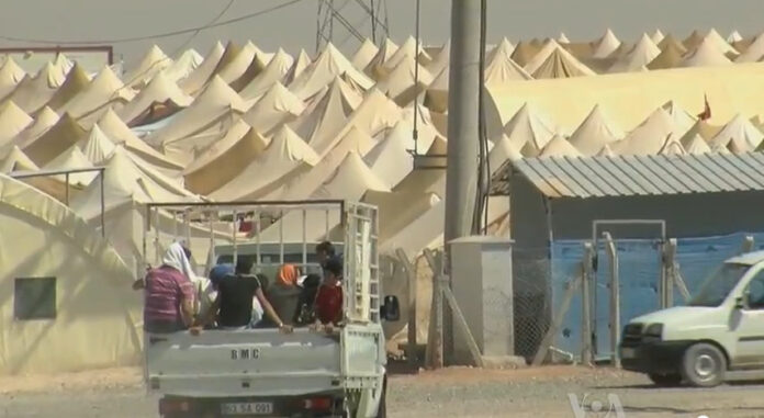 syrian_refugee_camp_on_theturkish_border.jpg Syrisk flyktningleir i Tyrkia, Voice of America News 2012 (Wikimedia Commons).