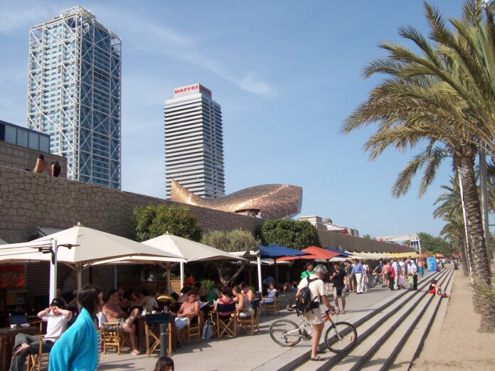 Strandbar i Barcelona (Sergi Larripa 2005, Wikimedia Commons).