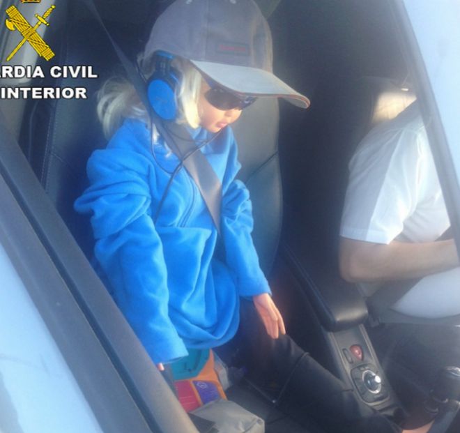 Foto: Et kamera avslører det freidige dukke-trikset sjåføren brukte for å lure politiet (Guradia Civil 2016).