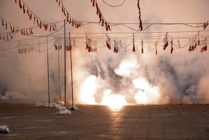 Foto: Mascletá under feiringen av Las Fallas i Valencia (Wikimedia Commons 2010). 