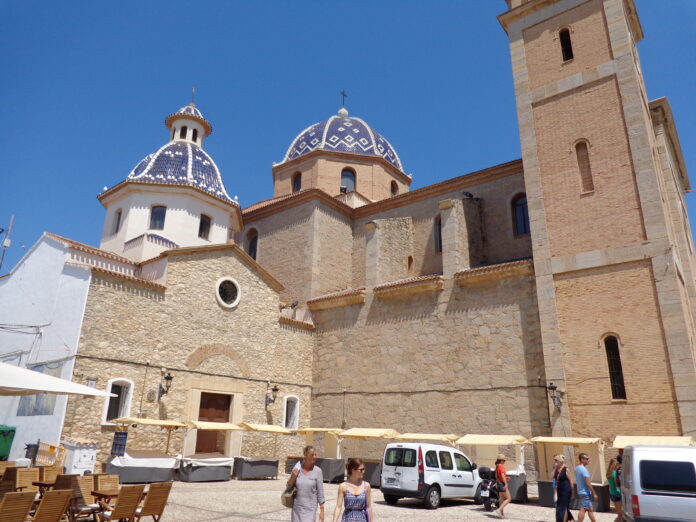 Foto: Kirken i gamlebyen i Altea (Wikimedia Commons 2014).