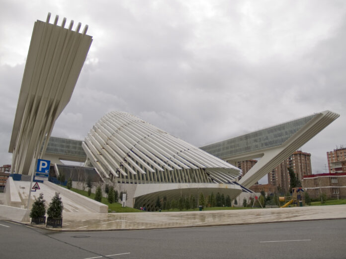  Foto: Palacio de Congresos Princesa Letizia de Oviedo (Wikimedia Commons 2010).
