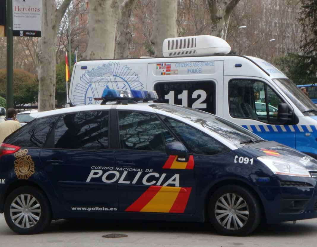 Illustrasjon: Spansk politi og ambulanse i Madrid (Wikimedia Commons 2011).