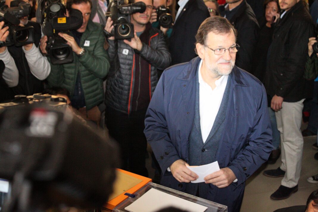 Foto: Spanias statsminister Mariano Rajoy (PP) avlegger stemme ved parlamentsvalget 20. desember i 2015 (Daniel López García, Wikimedia Commons 2015).
