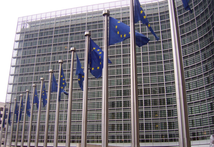 banderas_europeas_en_la_comision_europea.jpg Foto: EU-kommisjonens hovedkvarter i Brussel (Wikimedia Commons 2007).