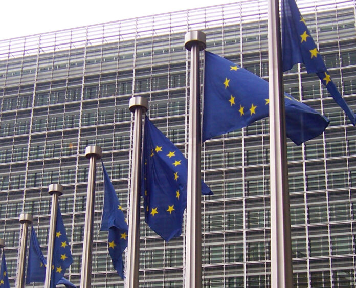 banderas_europeas_en_la_comision_europeacrop.jpg Foto: EU-kommisjonens hovedkvarter i Brussel (Wikimedia Commons 2007).