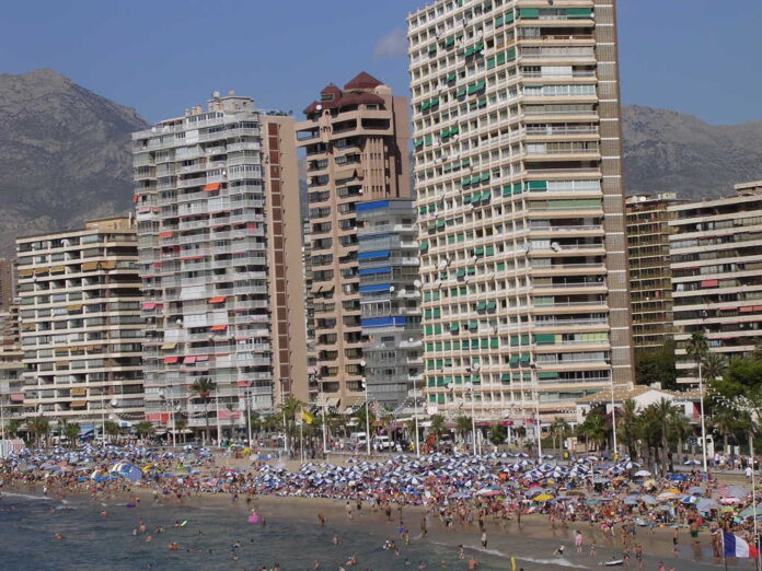 Foto: Benidorm, tradisjonelt et av de mest populære feriestedene for briter (William Helsen de Antwerp, Wikimedia Commons 2003).