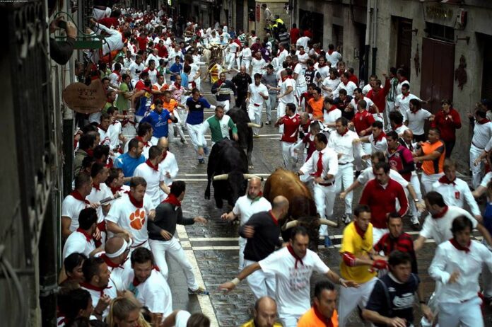 Foto: Okseløp under San Fermín-festivalen i Pamplona (Wikimedia Commons 2014). 