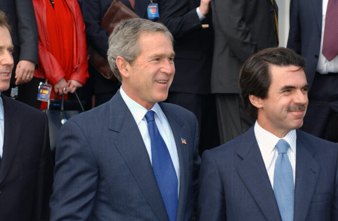 Foto: Storbritannias statsminister Tony Blair, USAs president George W. Bush og Spanias statsminister José María Aznar blir enige om å invadere Irak i 2003, Azorene, Portugal (Wikimedia Commons).