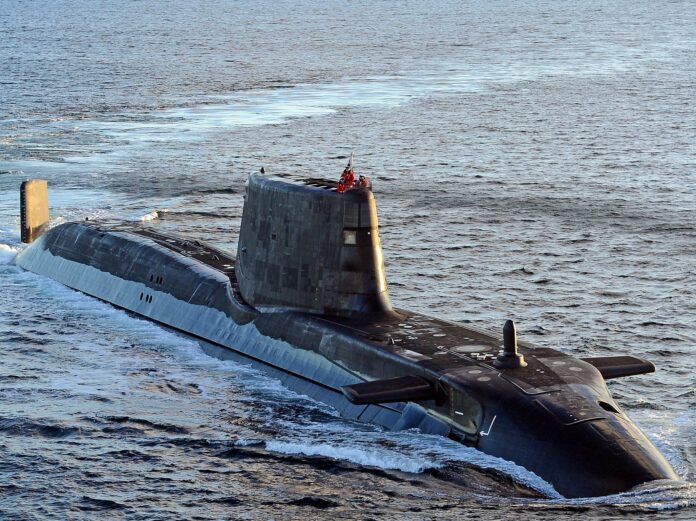 hms_ambush_long.jpg Foto: Astute-atomubtåen HMS Ambush under øvelse utenfor kysten av Skottland (© Crown Copyright 2012, Wikimedia Commons).