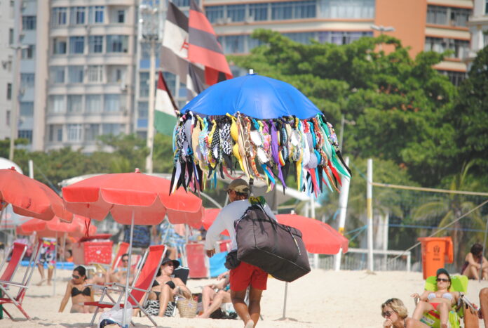 olha_o_biquini_7036371585.jpg Illustrasjon: Strandselger i Rio de Janeiro, Brasil (Leandro Neumann Ciuffo, Wikimedia Commons 2012).