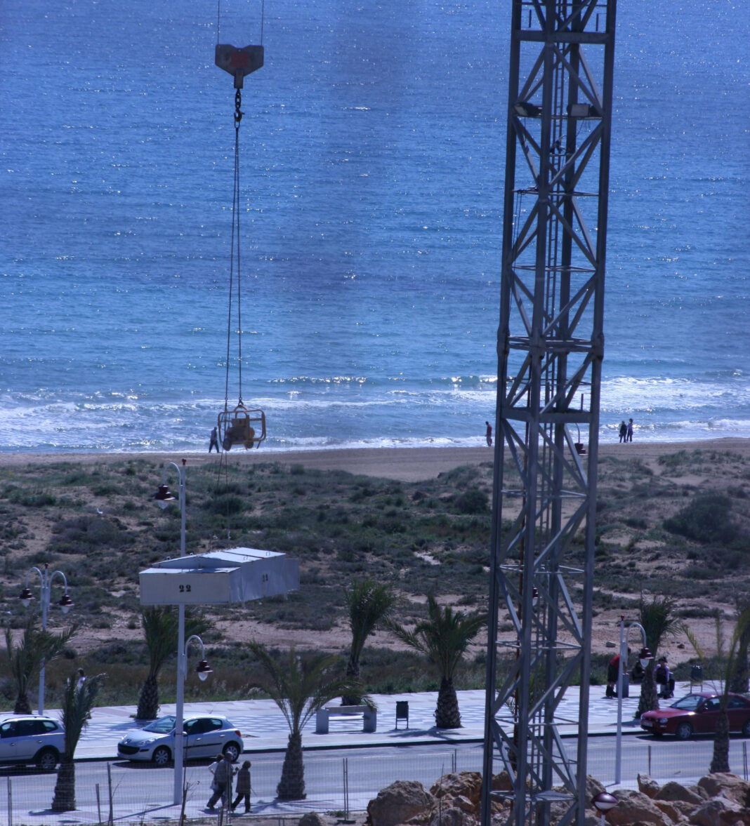 Foto: Haiangrepet skal ha skjedd ved stranden Arenales del Sol i Elche (Wikimedia Commons 2008).