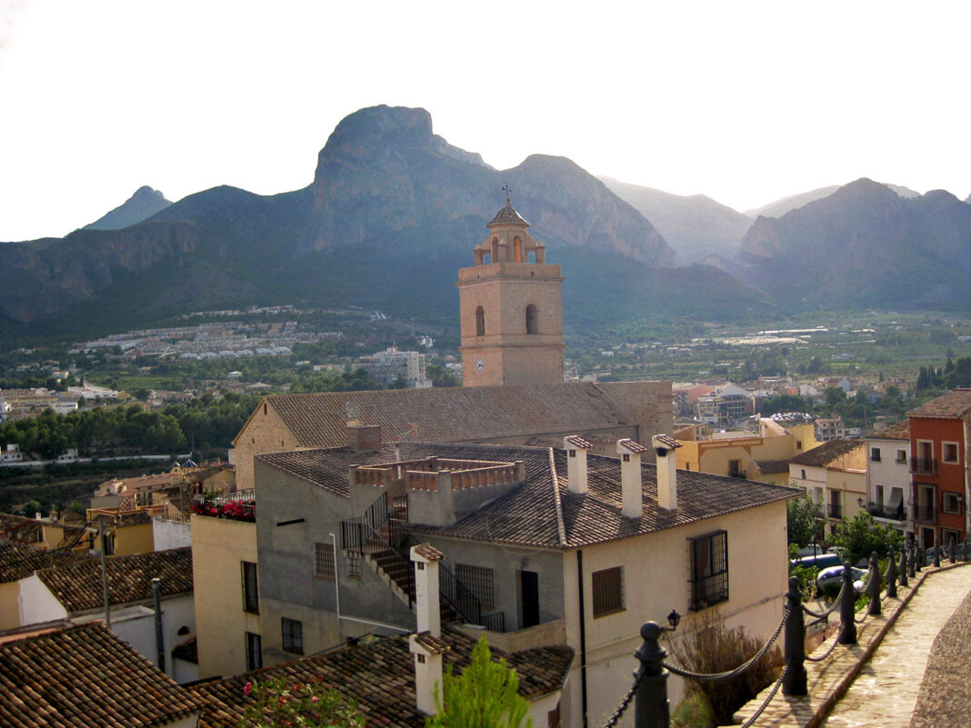 Foto: Utsikt over Polop, Alicante (Wikimedia Commons 2009).