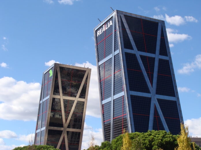 Foto: Bankias og eiendomsselskapet Realias bygninger i Madrid, Gate of Europe, KIO Towers (Tiia Monto, Wikimedia Commons 2012). 