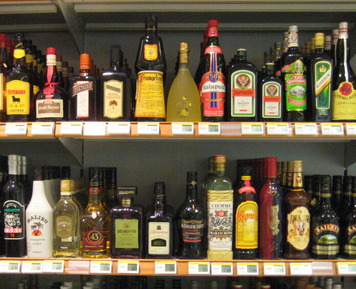spirituosenauswahl_im_budnikowsky_syltcrop.jpg Illustrasjon: Kjente spritmerker fra butikkhyllen (Wikimedia Commons 2008).