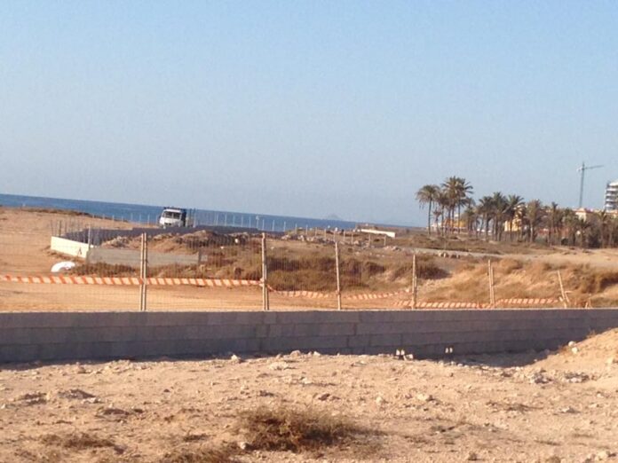 Foto: Den nye muren ved Cala Ferrís i Torrevieja (Salvemos Lo Ferrís 2016). 