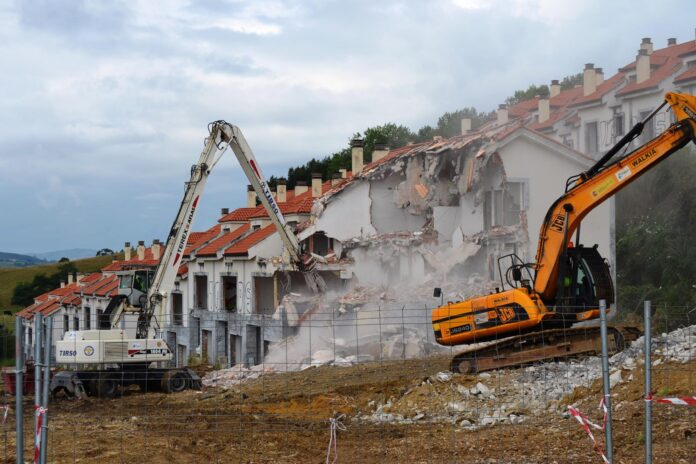 Foto: Rivingen av husene ved Alto del Cuco i Piélagos, Cantabria (Ajuntamiento de Piélagos 2016).