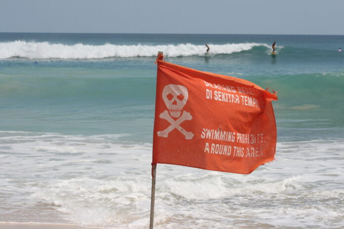 Illustrasjon: Rødt flagg ved en strand på Bali (Wikimedia Commons 2007). 
