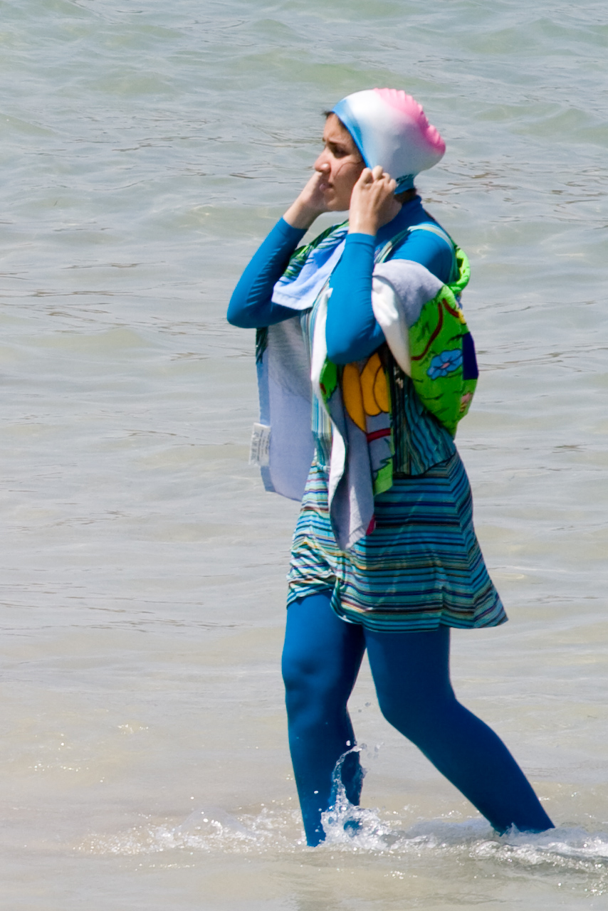 Foto: En kvinne i burkini på en badestrand i Egypt (Giorgio Montersino, Wikimedia Commons 2009). 