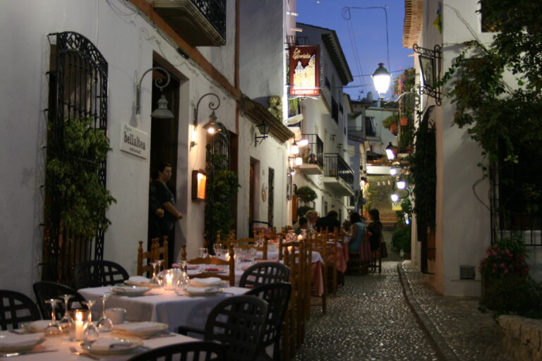  Foto: Uteservering i gamlebyen i Altea (Wikimedia Commons 2006). 