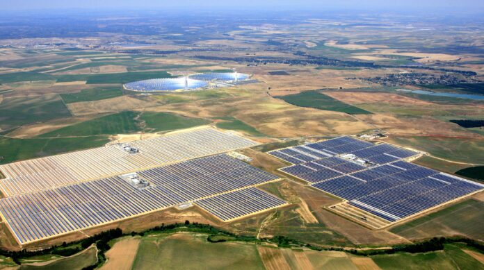 foto_aere_de_solnovas_y_torre_junio_2010.jpg Foto: Abengoa Solar's anlegg for strømproduksjon basert på solenergi i Sanlúcar la Mayor, Sevilla (Abengoa Solar, Wikimedia Commons 2010).
