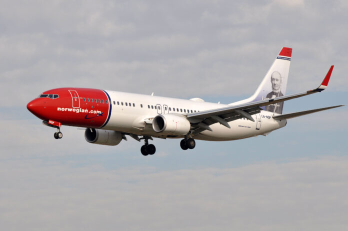 Foto: Et fly fra Norwegian Air Shuttle lander ved flyplassen i Barcelona.  