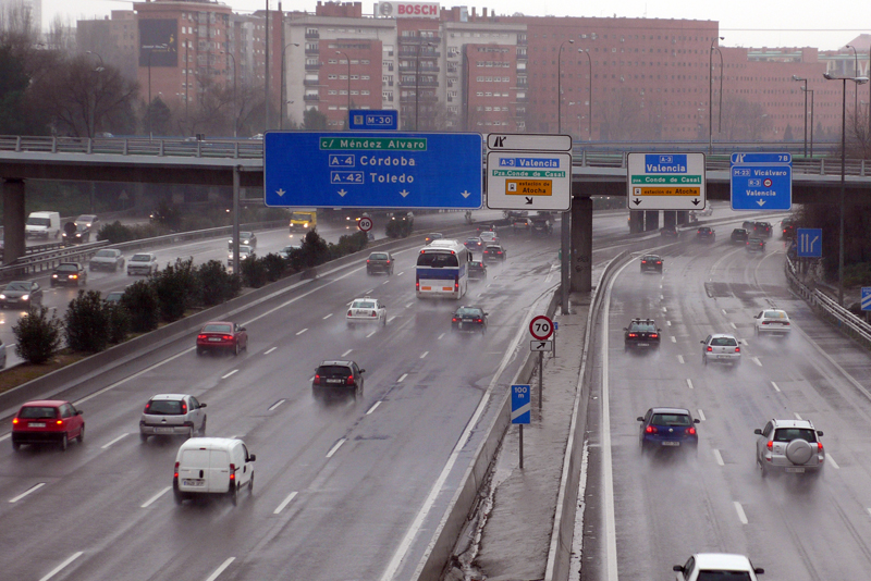 Foto: Trafikk på motorvei M-30 utenfor Madrid (Wikimedia Commons 2010).