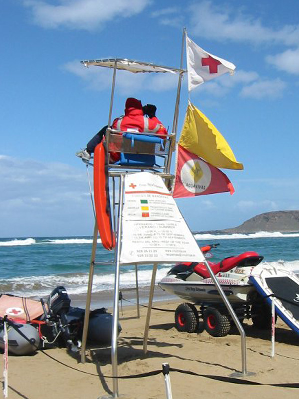 Foto: En badevakt holder utkikk ved stranden Las Canteras ved Las Plamas på Gran Canaria (José Mesa, Wikimedia Commons 2006).