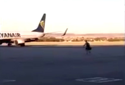 Foto: Ammatøropptak av Ryanair-passasjeren på rullebanen ved Aeropuerto Adolfo Suárez Madrid-Barajas (Youtube 2016). 