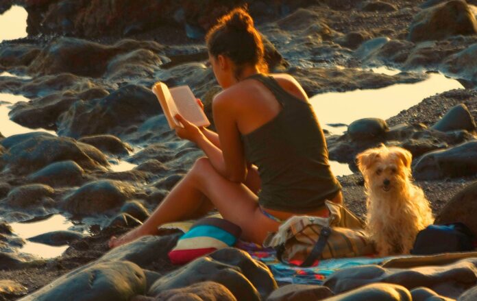 woman_reading_at_the_beach.jpg