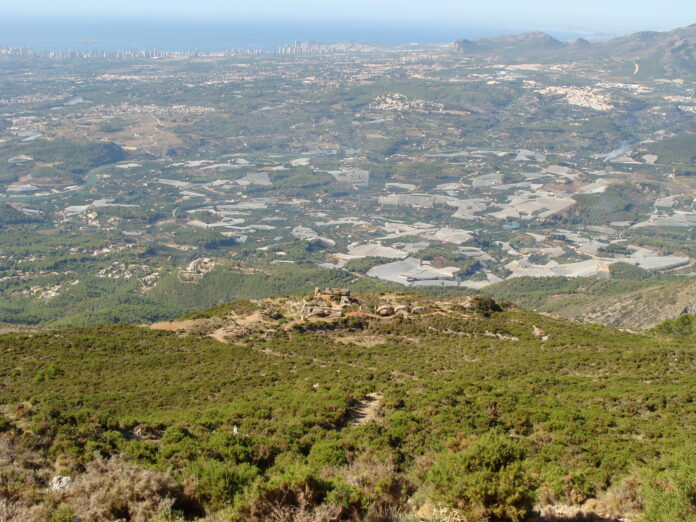 castillo_de_bernia_1.jpg Foto: Utsikt fra ruinene av Castillo de Bernia i Sierra de Bernia. Benidorm kan skimtes i bakgrunnen.