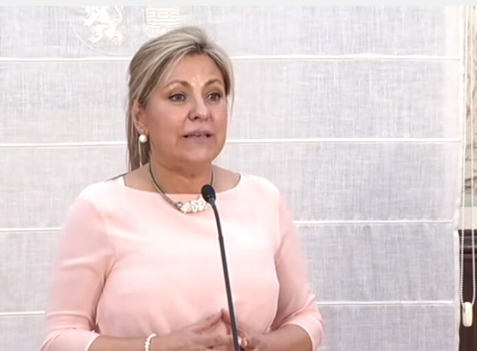 Foto: Visepresidenten i Castilla y León, Rosa Valdeón (PP), trekker seg etter å ha blitt tatt for promillekjøring. 