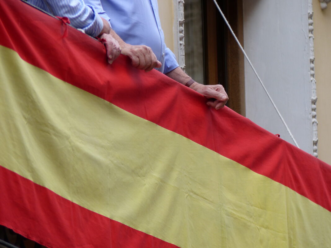 bandera_espanola_y_manos_coronacion_de_la_virgen_de_la_estrella_toledo_espana_2015.jpg