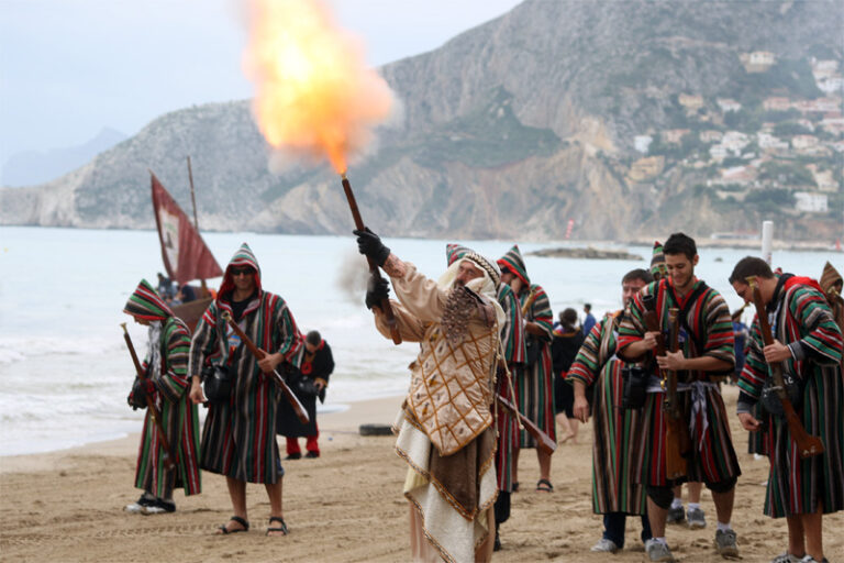 Oktober: Moros y Cristianos i Calpe