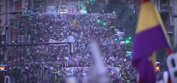 Foto: Tusenvis av mennesker demonstrerte i Bilbao lørdag 14. januar, med krav at ETA-fanger får sone i nærheten av hjemmene sine.