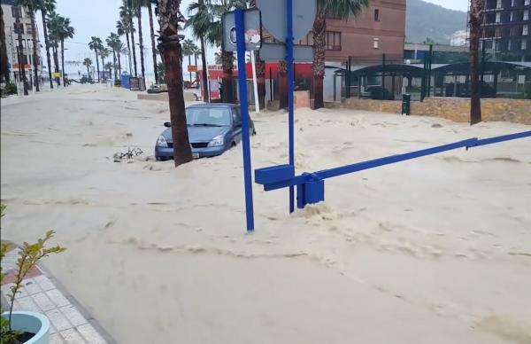 Foto: Comunidad Valenciana har så langt i vinter vært en av de hardest rammede regionene i Spania av uvær og flom. Bildet er fra desember og viser flommen i La Cala de Finestrat nord på Costa Blanca.