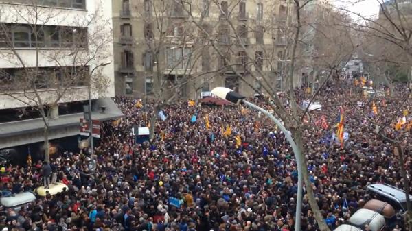 Foto:  Rundt 160.000 mennesker skal lørdag 18. februar ha deltatt i demonstrasjonen i Barcelona med krav om at Spanias regjering tar imot flere flyktninger.