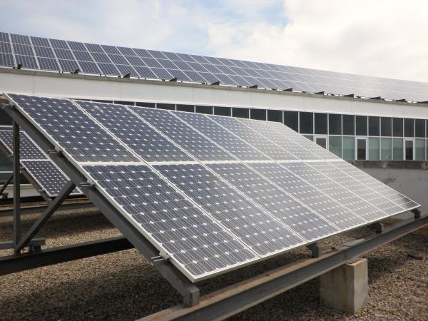 placas_solares_en_la_azotea_de_la_facultad_de_ciencias_economicas_y_empresariales_universidad_de_cadiz_2.jpg placas_solares_en_la_azotea_de_la_facultad_de_ciencias_economicas_y_empresariales_universidad_de_cadiz_2.jpg