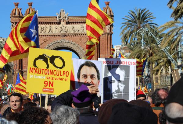 Foto: Demonstrasjon til støtte for de tre katalanske politikerne Artur Mas, Joana Ortega og Irene Rigau under rettssaken i Barcelona i februar i år.