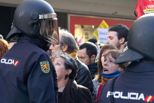 Foto: Demonstrasjon mot PPs omstridte lov om borgersikkerhet i Madrid, 20. desember 2014.
