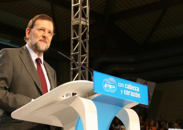 Foto: Vitneavhøret av statsministeren kommer etter at Partido Popular tidligere i år ble gjort til part i korrupsjonssaken Gürtel, et parti der Rajoy har vært en lederskikkelse siden 1990-tallet og der han har vært partileder siden i 2004. Bildet er fra partiets valgkamp foran parlamentsvalget i 2008, med slagordet «PP. Med hode og hjerte». 