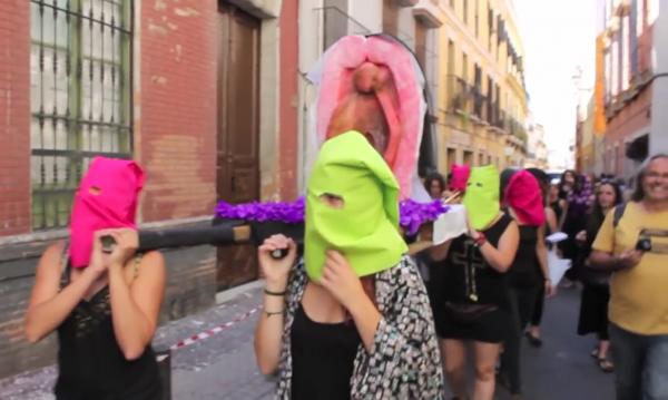 Foto: Kvinnelige aktivister bærer den Maria-liknende vagina-figuren Sagrada Coño Insumiso gjennom Sevillas gater 1. mai 2014.