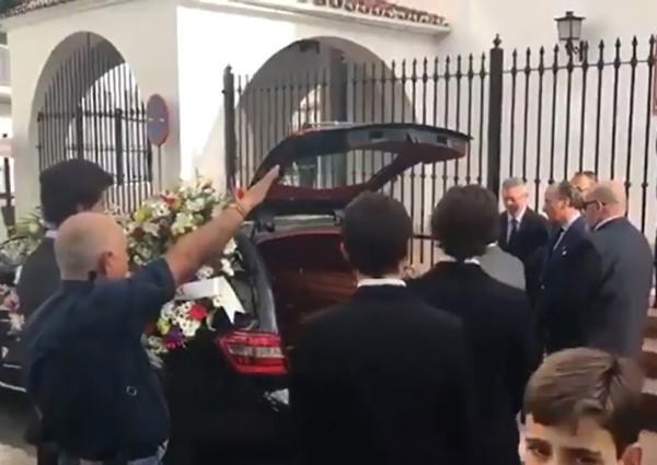 utrera_molina_ii.jpg Foto: Kisten til José Utrera Molina bæres ut av kirken i Nerja til fascist-sang og fascist-hilsener fra medlemmer av Falange Española. Tilstede under seremonien var også Partido Populars tidligere justisminister Alberto Ruiz-Gallardón (nummer fire fra høyre).