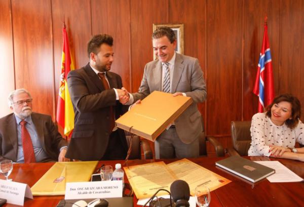 Foto: Tirsdag 16. mai ble den formelle avtalen om vennskapsbyer underskrevet av de to ordførerne Vicente Arques fra Alfaz del Pi og Óscar Izcara fra Covarrubias.