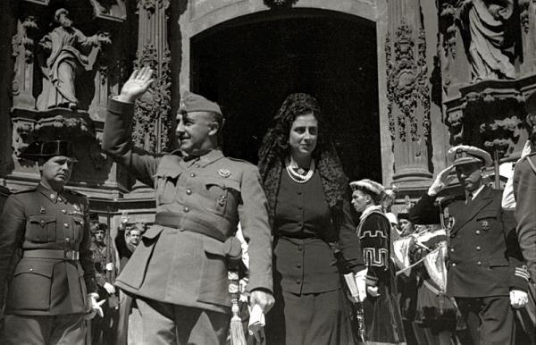 Bildet viser Spanias diktator Franco med hans kone Carmen på vei ut av Santa Maria kirken etter en gudstjeneste.