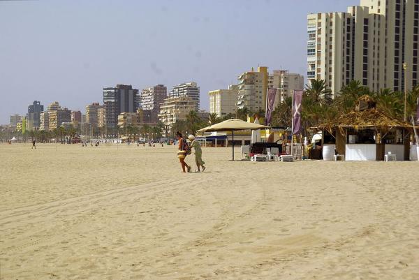 r_s.d._alicante_playa_de_san_juan_limite_norte_-_panoramio.jpg Foto: Alicante får hele 98 av 100 mulige poeng i GoEuros by-strand-kåring. Bildet viser Playa de San Juan.