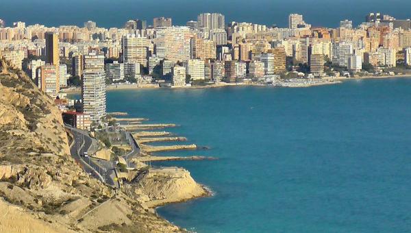 1024px-alicante_la_ciudad_26_dic_2010.jpg Foto: Costa Blanca og Alicante-provinsen er blant stedene der utleieprisene i dag ligger over nivået før krisen. Bildet viser kystlinjen ved provinshovedstaden Alicante.