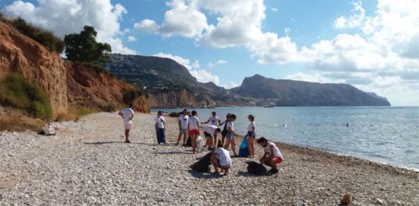 Foto: Frivillige fra naturvernorganisasjonen De Amicitia i Altea deltar i opprydningen i fjæra ved Playa de l’Olla. Fyrverkeriet Castell de l'Olla ble arrangert 12. august med over 50.000 deltagere ved standen og områdene rundt, opplyser kommunen. 