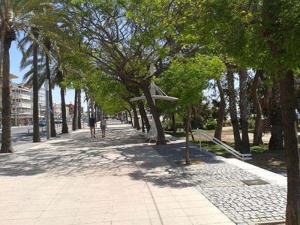 passeig_maritim_llevant_cambrils.jpg Foto: De drepte i Cambrils (Tarragona) var iført bombebelter og kan ha tilhørt samme terrorcelle som gjerningsmennene i Barcelona. Bildet er fra strandpromenaden i Cambrils (Tarragona) der angrepet skal ha skjedd.